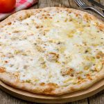 prepara esta receta de pizza cuatro quesos