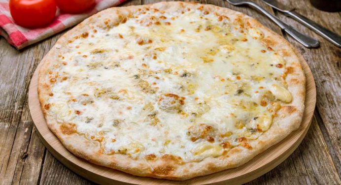 ¡Receta sencilla! Pizza cuatro quesos casera para compartir en familia