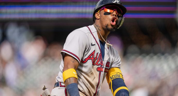 Ronald Acuña llegó a 100 bases robadas en las Grandes Ligas