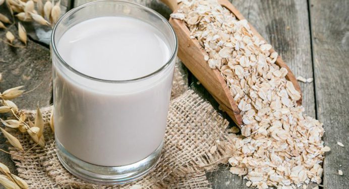 ¿Sabías lo que pasa si se toma agua de avena por las noches?