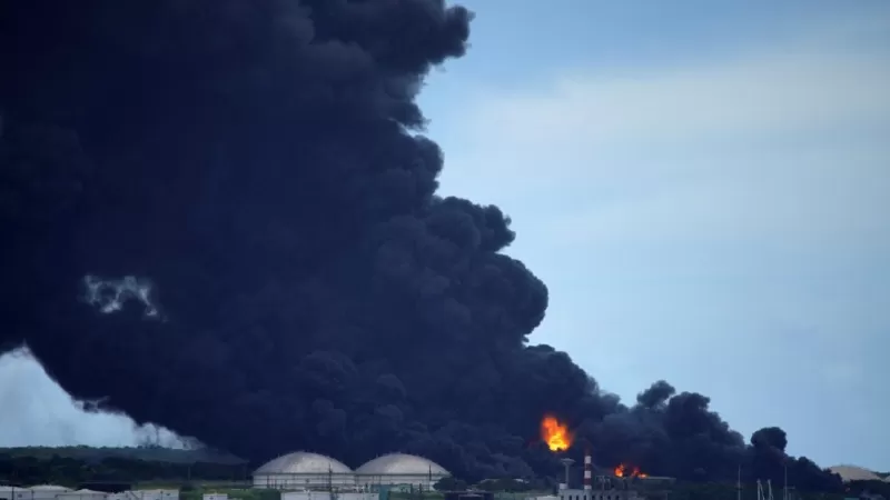 17 bomberos desaparecidos durante incendio en deposito de combustible en cuba laverdaddemonagas.com 126227039 inendio.jpg