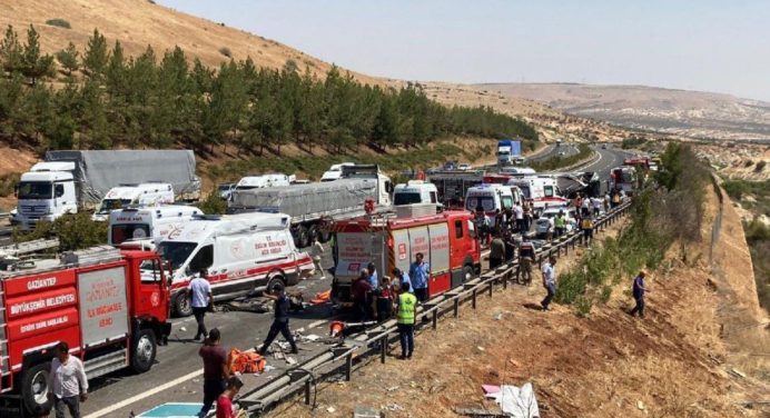 Al menos 16 muertos y 21 heridos en accidente de carretera en Turquía