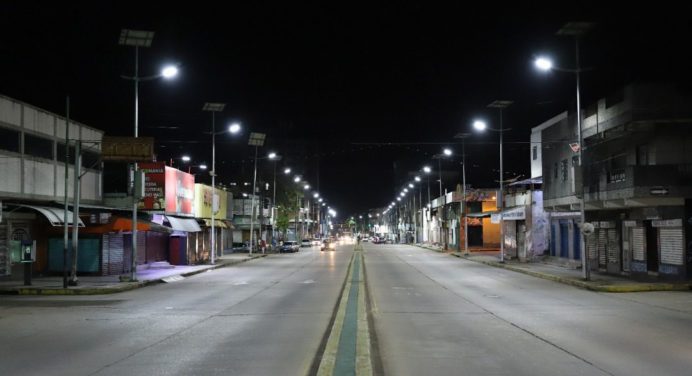 Alcaldesa Fuentes ilumina las avenidas principales de Las Cocuizas y La Puente de Maturín