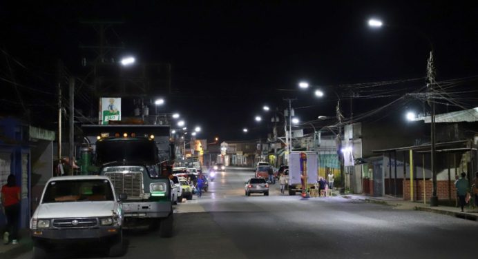 Alcaldía ilumina 7 kilómetros de vialidad en la avenida principal de Boquerón