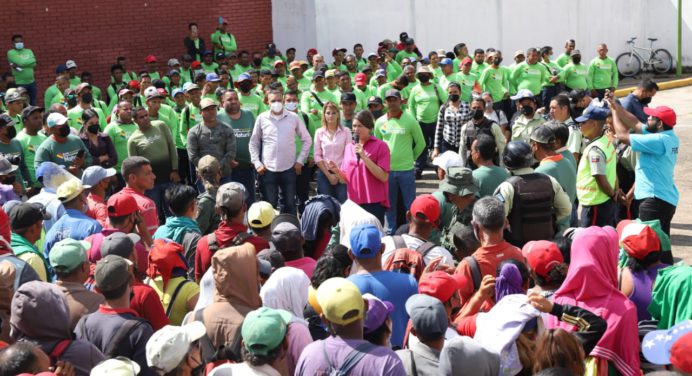 Ana Fuentes entregó más de 500 uniformes para trabajadores de cuadrillas en Maturín