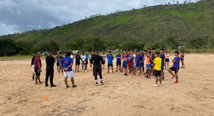 Atlético La Cruz lleva clínica y dotación deportiva a comunidades indígenas en la Gran Sabana