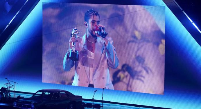 ¡Bad Bunny hizo historia! Primer cantante de habla hispana en ganar el mejor Artista del año en los MTV VMA