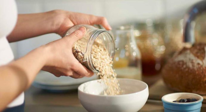 Borra manchas y aclara la piel con esta crema casera a base de avena