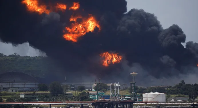 Colapsa segundo tanque petrolero durante incendio en Cuba; México y Venezuela enviaron ayuda