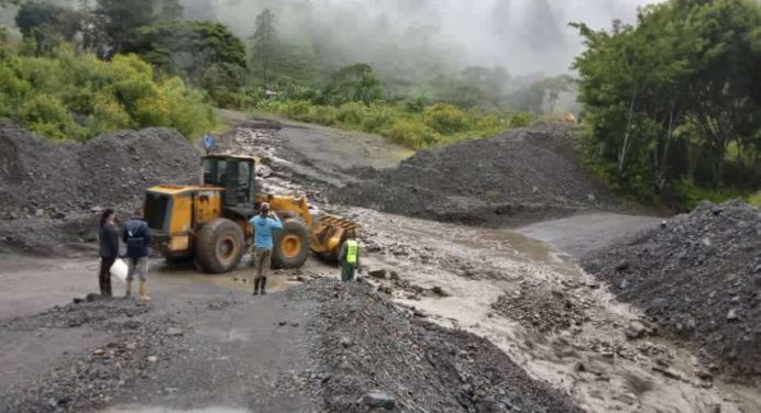Crecida del río Canaguá deja sin paso a poblaciones del sur de Mérida