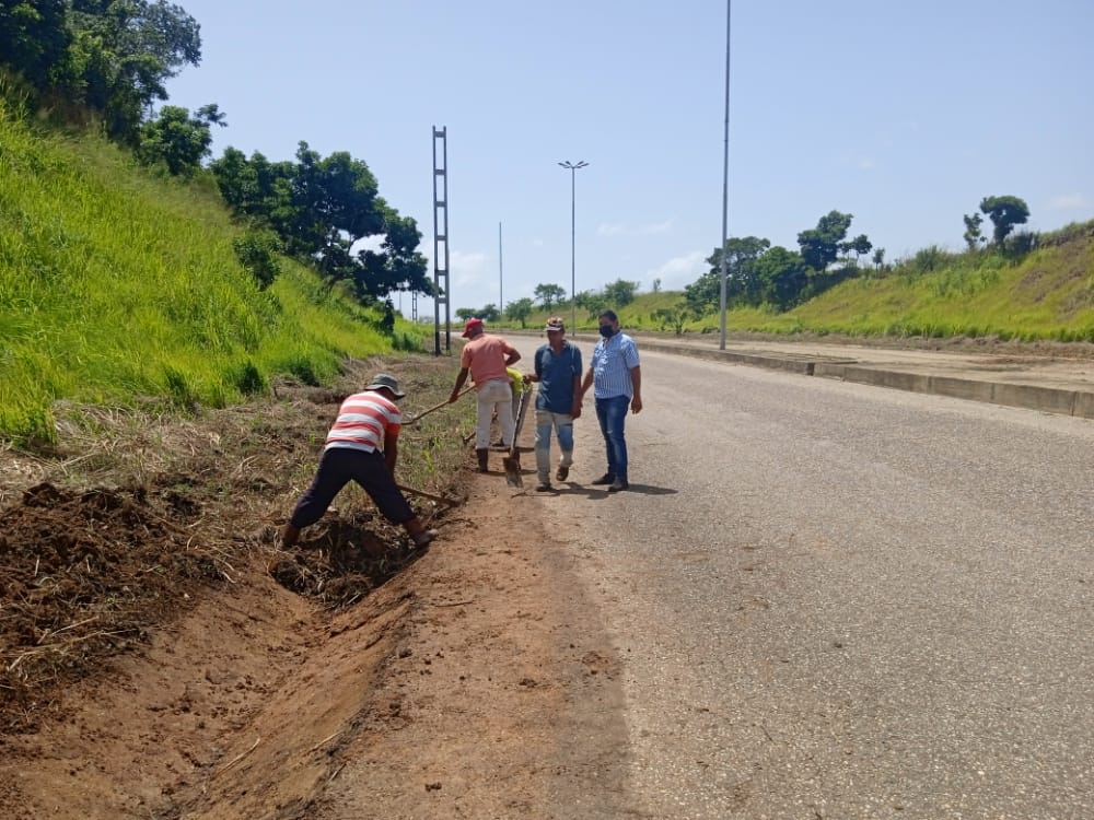 Desmalezan más de 14 kilómetros de la Autopista Santo Domingo de Caicara