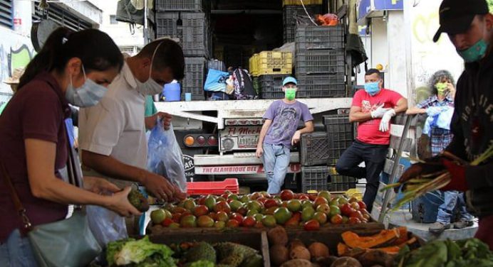 Dólar paralelo fuera de control dispara precios de alimentos y baja de santamarías en toda Venezuela