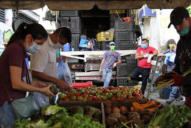 Dólar paralelo fuera de control dispara precios de alimentos y baja de santamarías en toda Venezuela