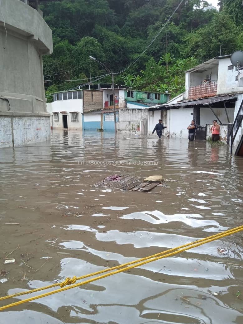 El río Guaire se desbordó en La Línea de Petare tras crecida de aguacero en Caracas