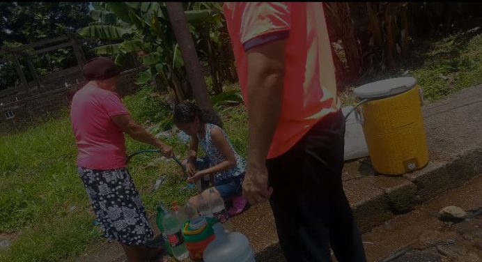 En La Murallita reciben agua turbia y con fetidez