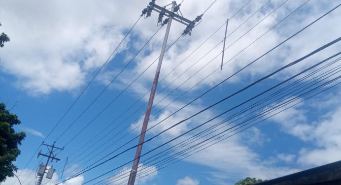 En Las Cocuizas vecinos tuvieron que reparar guayas de electricidad