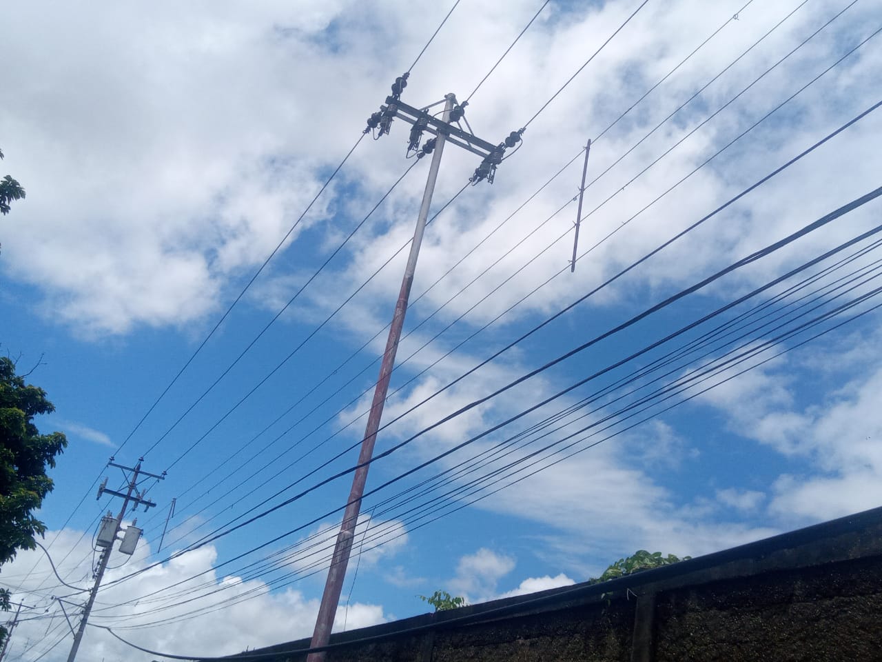 En Las Cocuizas vecinos tuvieron que reparar guayas de electricidad