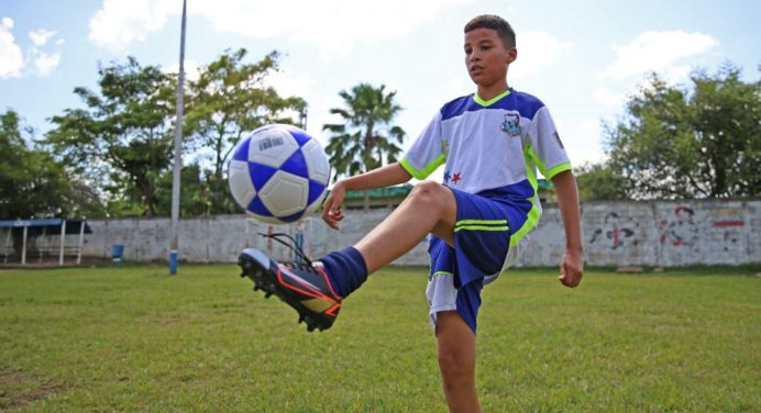 Ernesto Luna hace realidad sueño de niño futbolista