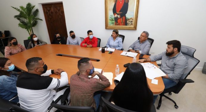 Gobernador Ernesto Luna brinda apoyo a estudiantes becados por Fundayacucho