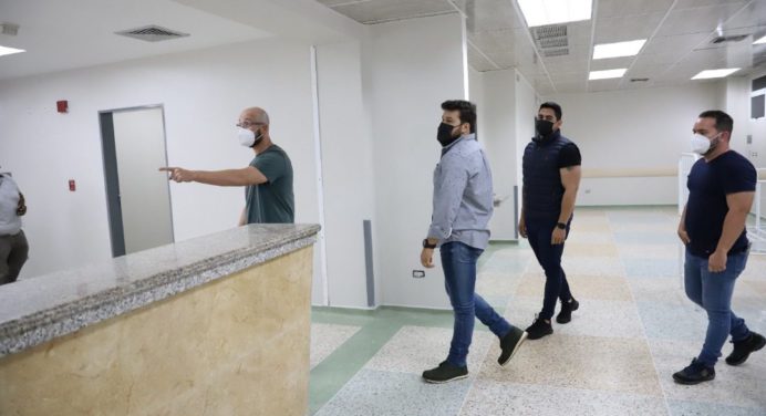 Gobernador inspecciona obras de infraestructura en salud y deportes