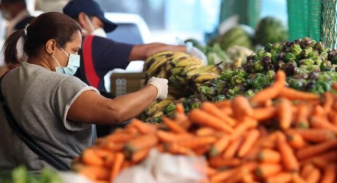 Gobierno establece diálogo con productores para ajustar precios de los alimentos