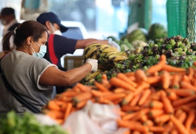 Gobierno establece diálogo con productores para ajustar precios de los alimentos