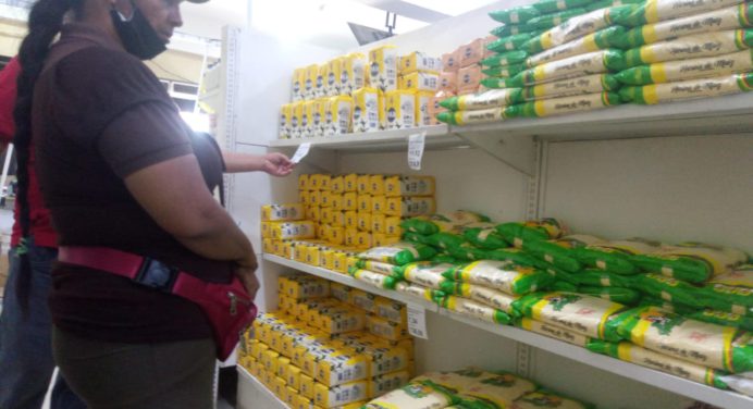 Comercio cerrado en el mercado de Los Bloques para remarcar los precios ante alza del dólar