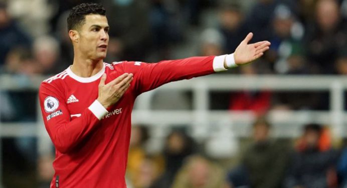 Cristiano Ronaldo causó polémica al no saludar a una leyenda del fútbol inglés (+Video)