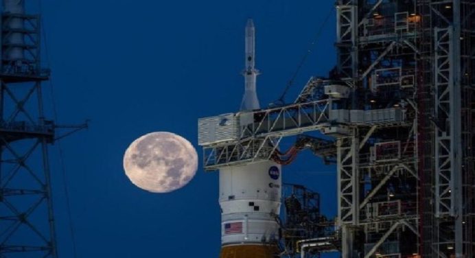 Suspenden lanzamiento de la misión de la NASA a la luna
