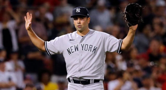 Pitcher de los Yankees salió a lanzar con una camisa equivocada (+Video)