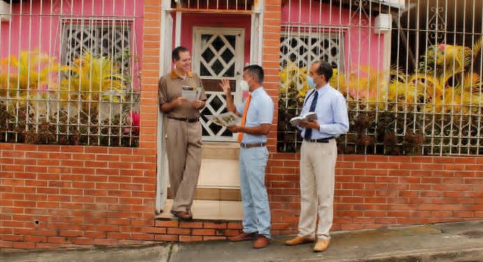 Los testigos de Jehová reanudarán su predicación de casa en casa por todo el mundo