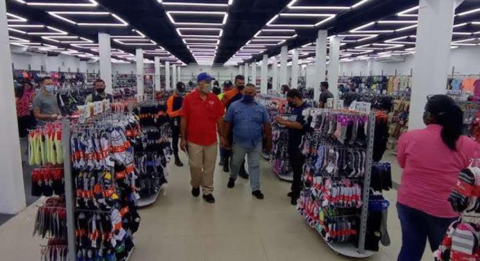 Maestros devuelven la vida al sector comercial de Carúpano