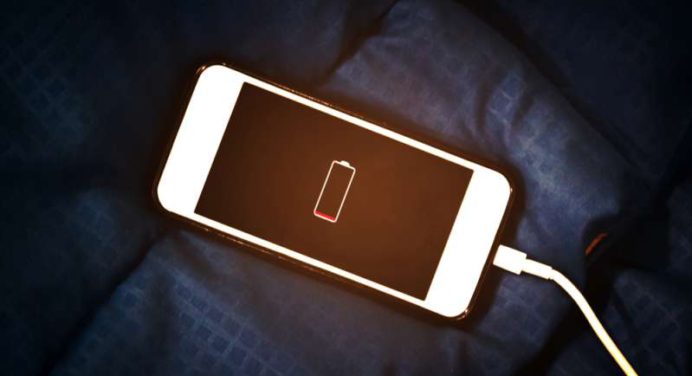 Muere electrocutada adolescente por dejar el celular cargando en la cama