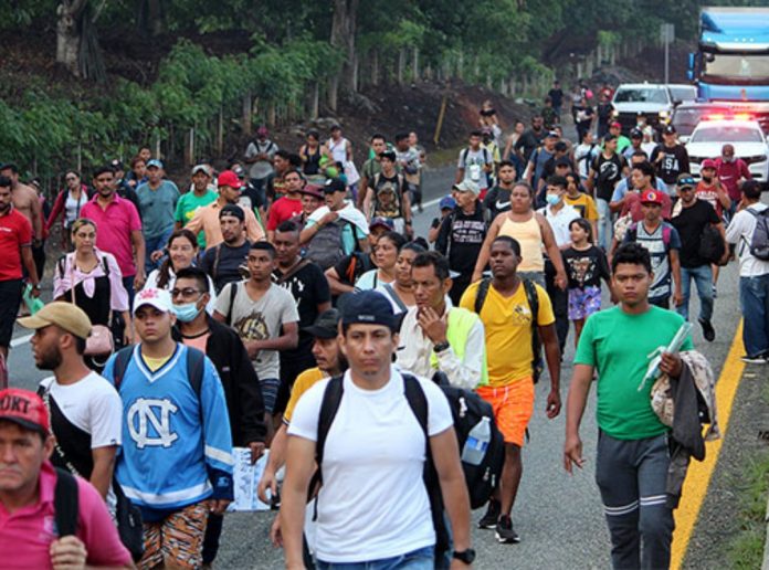 nueva caravana de migrantes en el sur mexicano amenaza con salir hacia eeuu laverdaddemonagas.com caravana migrantes en mexico 696x516 1