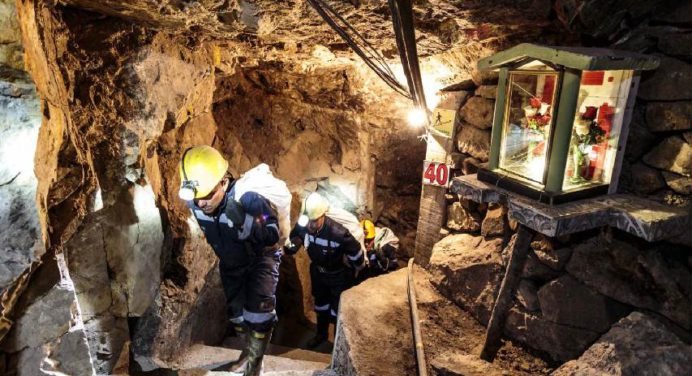 Nueve trabajadores atrapados en una mina de Colombia fueron rescatados con vida