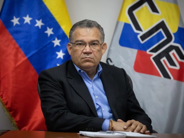 Rector Márquez entregó solicitud al CNE para debatir el voto de venezolanos en el exterior
