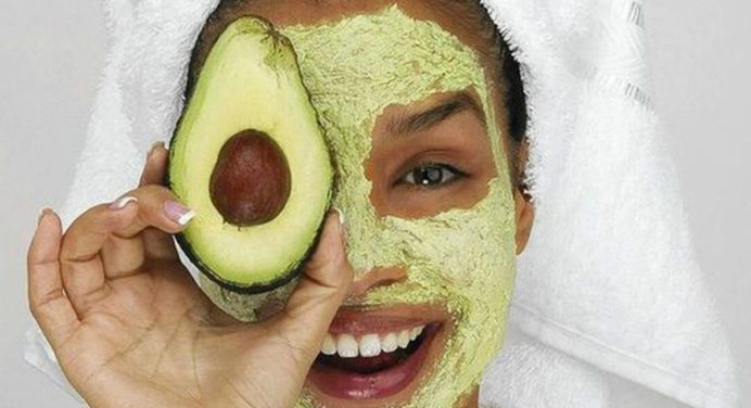 Reduce las arrugas y líneas de expresión en tu rostro con una mascarilla de aguacate