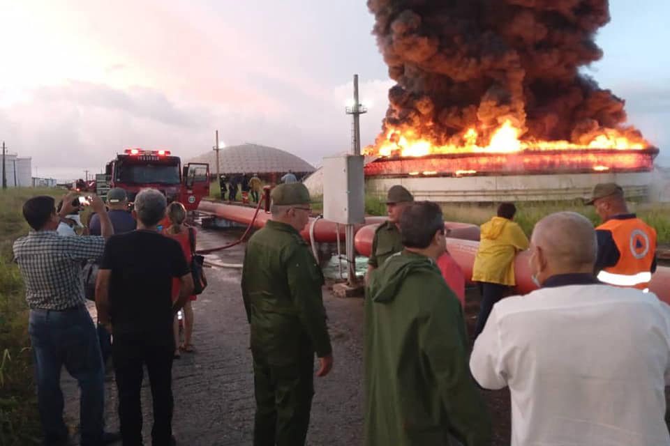 se incendia tercer tanque de combustible en oeste de cuba laverdaddemonagas.com cuba incendio matanzas tanque de petroleo 960x640 1