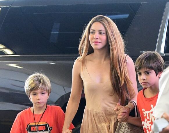 shakira esta en miami con sus dos hijos laverdaddemonagas.com 61004305 11075117 stay with mom she quickly grabbed her boys by the hand as they m a 12 1659525845365 683x1024 1 e1659622615234