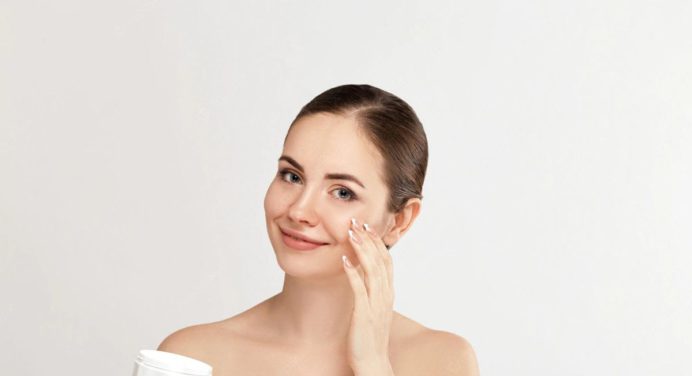 ¡Tan solo 2 ingredientes! Esta es la crema casera de noche que debes utilizar