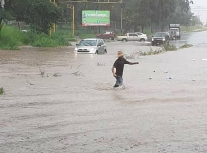 Torrencial palo de agua dejó bajo las aguas a Ciudad Guayana 