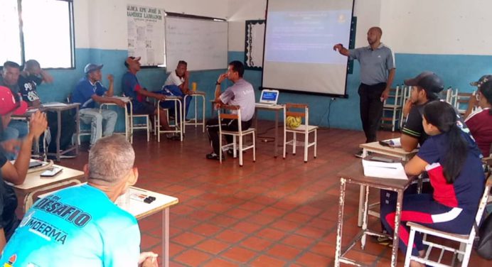 Trabajadores del Imderma reciben curso básico de fútbol sala