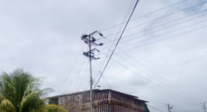 Vecinos de la Cruz Peraza pasaron la madrugada sin luz por caída de guaya de alta tensión