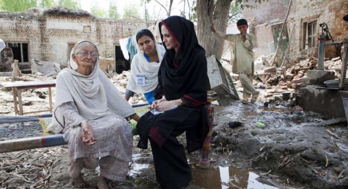 Actriz Angelina Jolie visita zonas inundadas de Pakistán