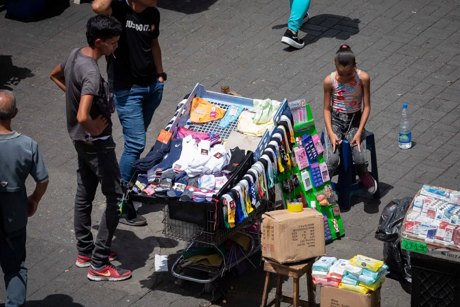 Adolescentes trabajan para medio completar canasta familiar en Venezuela