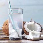 Beneficios de tomar agua de coco