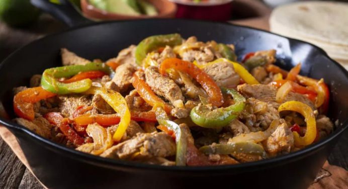 ¡Alambre de pollo! Prepara esta deliciosa receta mexicana para un almuerzo exquisito