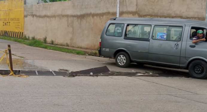 Alcantarillas destrozadas representan un peligro para conductores