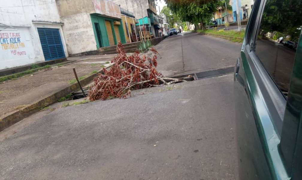 alcantarillas destrozadas representan un peligro para conductores laverdaddemonagas.com whatsapp image 2022 09 20 at 1.13.03 pm