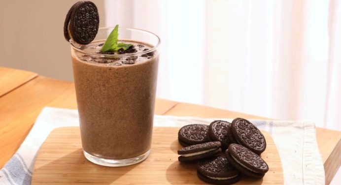 Aprende a elaborar un batido con galletas de chocolate para los más pequeños de la casa